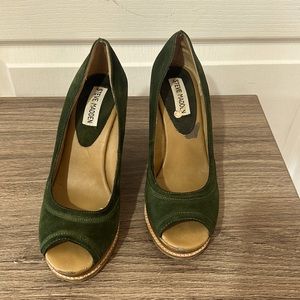 STEVE MADEN LEATHER SUEY IN DARK GREEN OPEN TOE WEDGES SIZE 6.5
